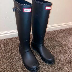 Size 8.5 hunter rain boots!